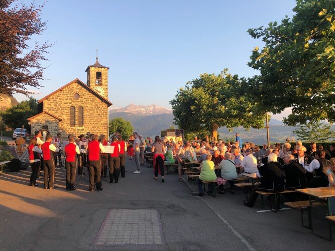 Folklore-Abend bei der Kirche in Merligen