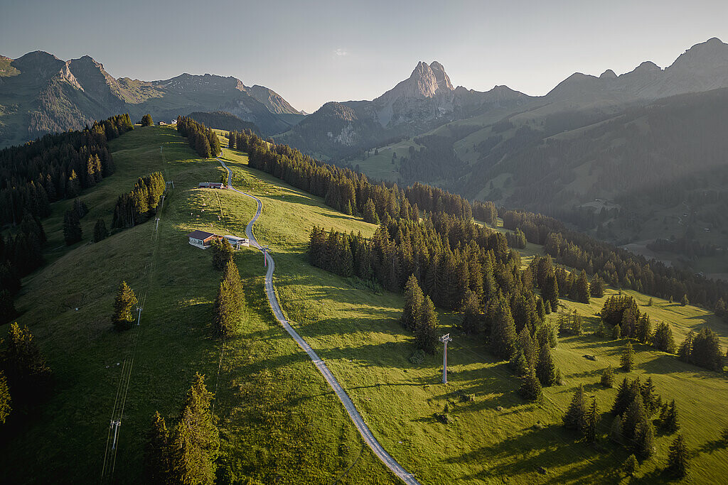 Hike with Ruth from Saanen via Gstaad to the Flüemadhüttli at Eggli