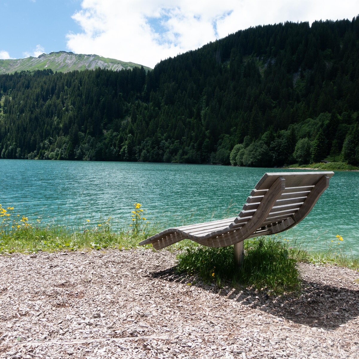 Mit Ruth wandern Sie rund um den Arnensee und durch das Tschärzistal hinunter bis nach Feutersoey