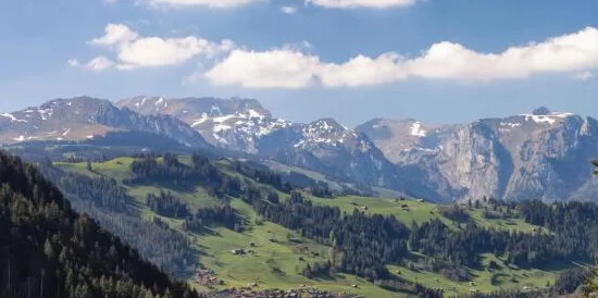 An energizing hike with Ruth von Oesch along the banks of the Kleine Simme to Zweisimmen